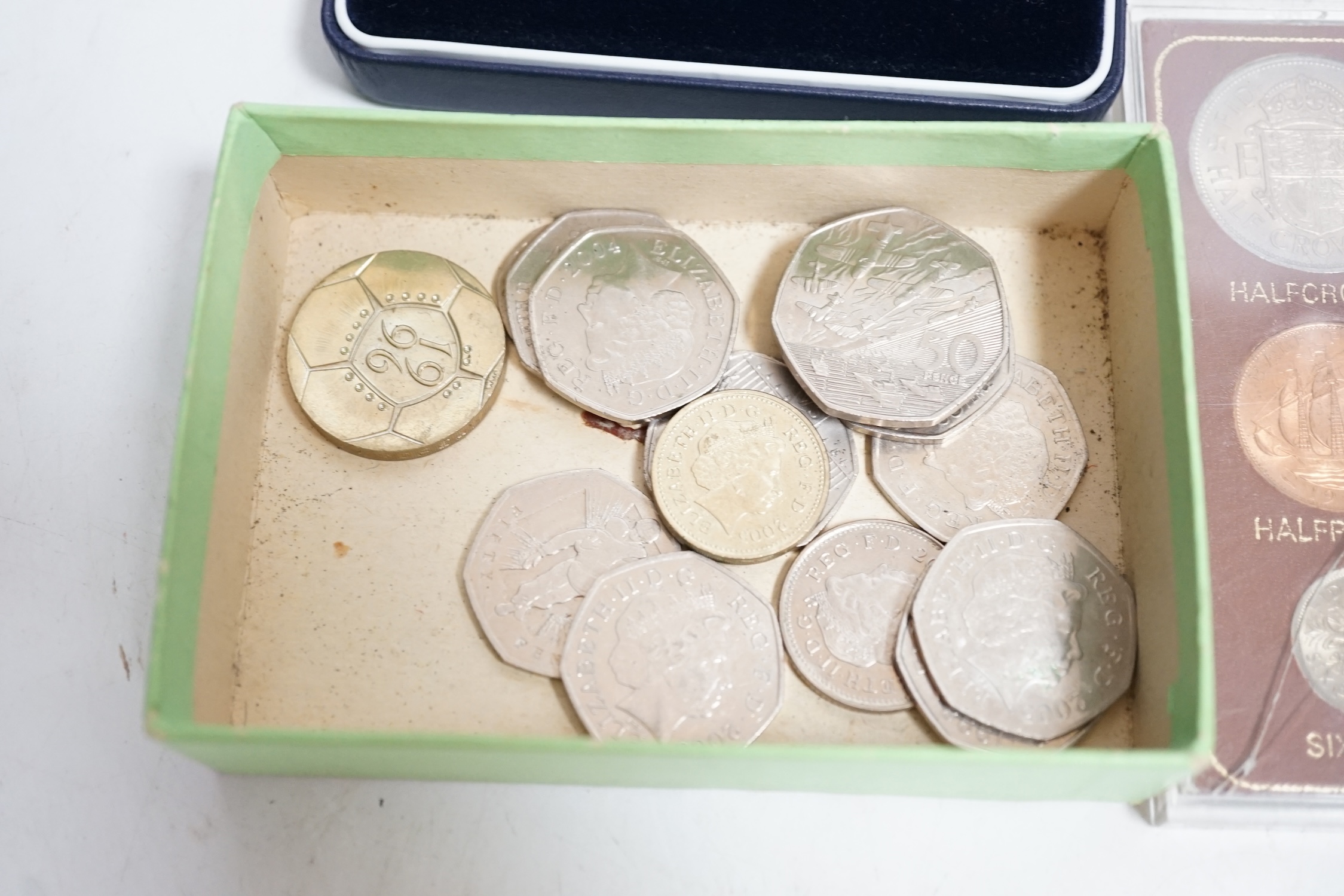 A quantity of assorted British decimal coinage, commemorative crowns, Queen Elizabeth II 80th birthday five pound pair, etc. Condition - fair